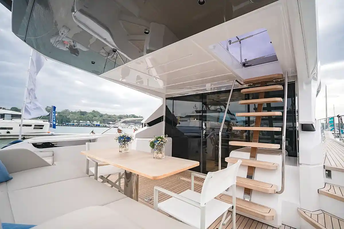 Crémant charter yacht