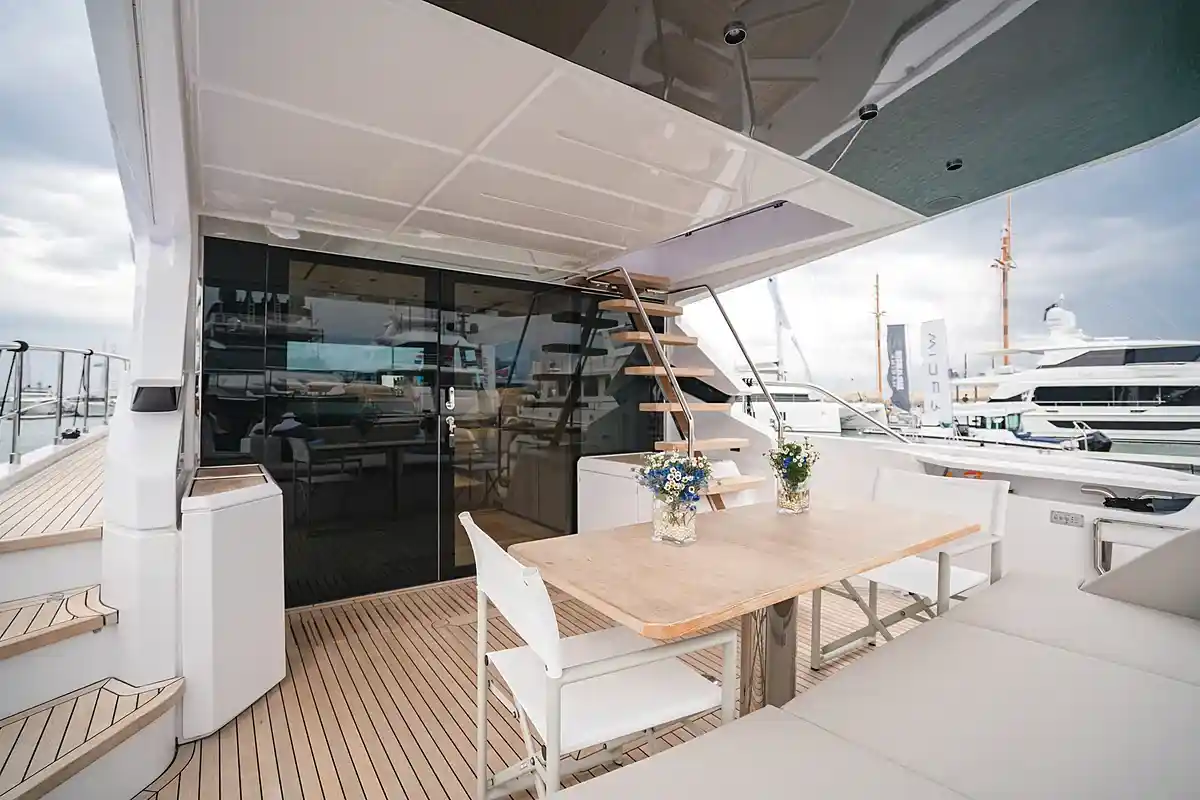 Crémant charter yacht