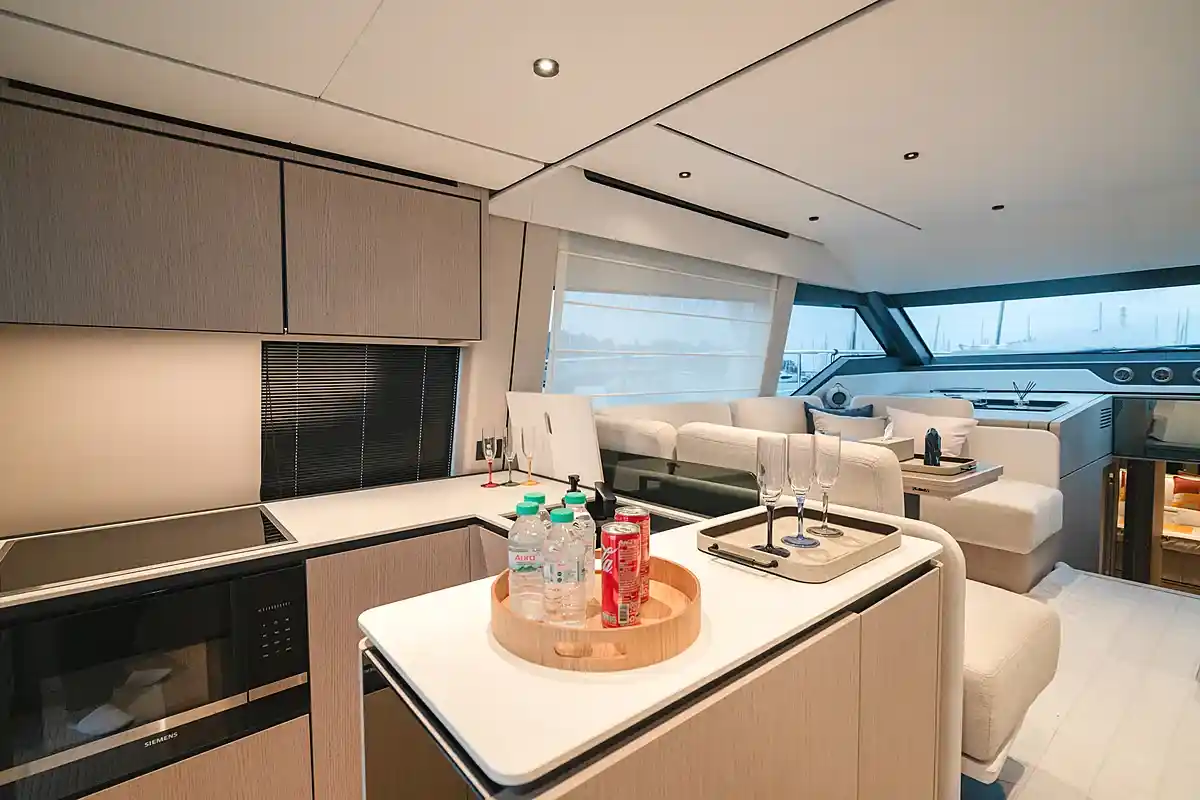 Crémant charter yacht