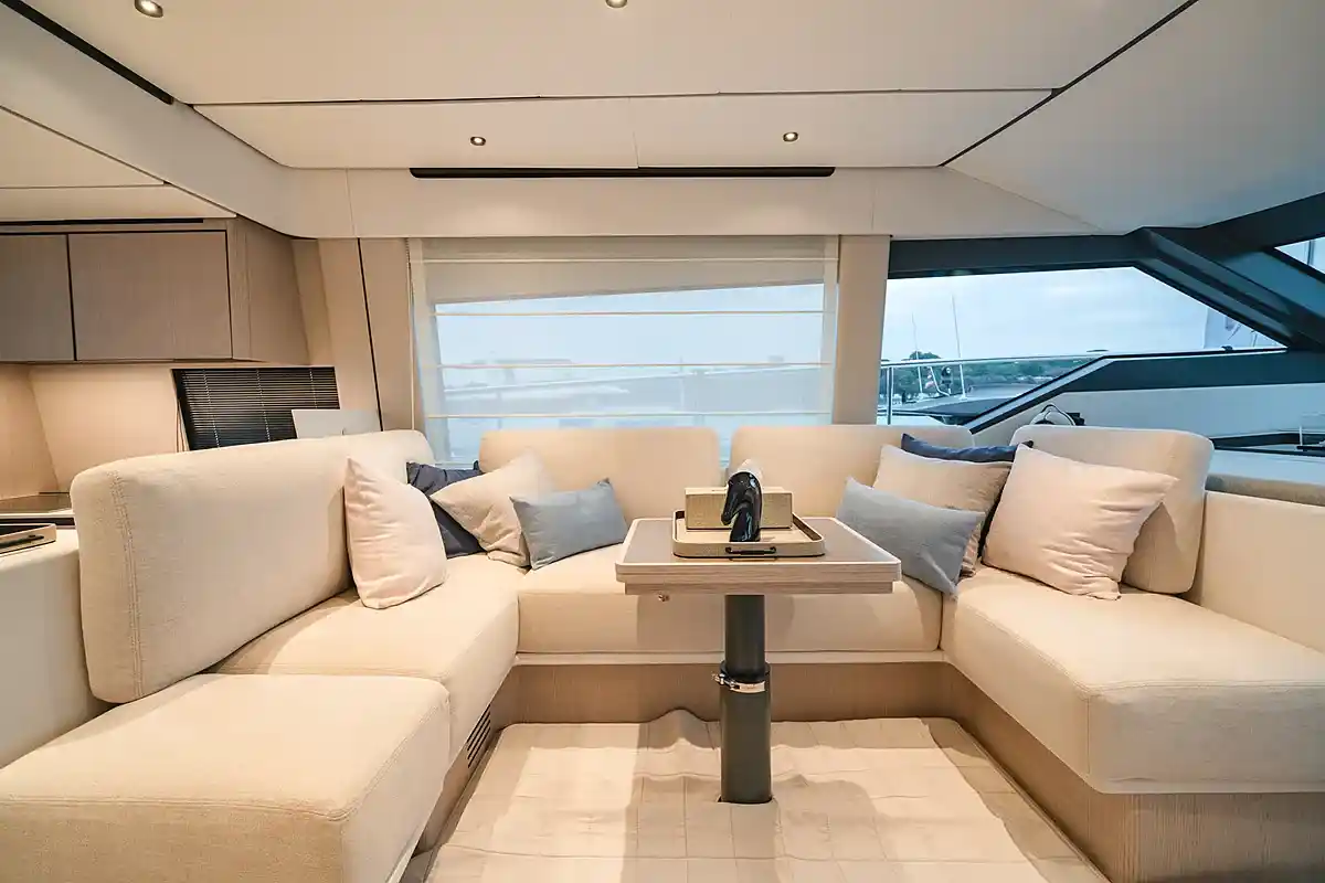 Crémant charter yacht