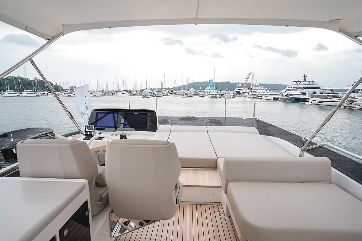 Crémant charter yacht