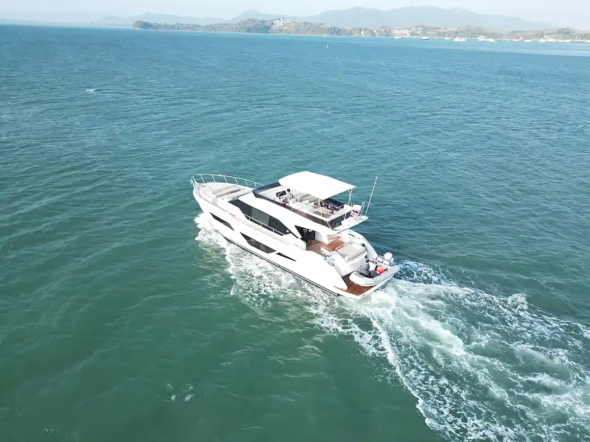 Crémant charter yacht