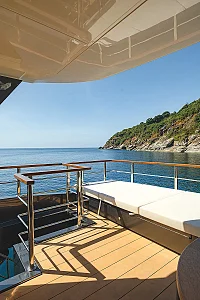 Yona charter yacht